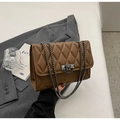 Borsa a tracolla marrone trapuntata a rombi con catena e fibbia in metallo brunito - Caffè
