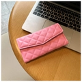 Helle rosa gesteppte Kunstleder-Geldbörse im Umschlag-Stil auf einem Holztisch - Rosa