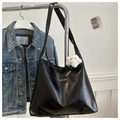 Detalle de bolso tote negro mate con colgante de estrella de peluche en una percha - Con Colgante / Negro