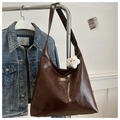 Detalle del bolso tote marrón de piel brillante con colgante de estrella de felpa blanca - Con Colgante / Café