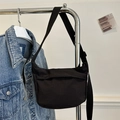 Bolso bandolera versátil de nailon negro con correa ancha ajustable - Negro