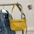 Bolso tote minimalista de nailon amarillo brillante con correa de hombro en rack - Amarillo