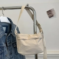 Bolso bandolera versátil de nailon crema con correa ancha y diseño minimalista - Caqui