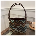 Bolso saco de tejido con patrón de ondas vintage y asa de cuero marrón con nudos - café