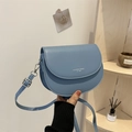 Sacoche selle tendance en similicuir bleu brume avec boucle argentée et bandoulière - Bleu