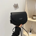 Sacoche selle minimaliste en cuir noir mat pour femme avec bandoulière réglable - Noir