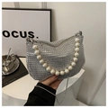 Borsa hobo argento con strass scintillanti manico in perle e tracolla a catena - Argento