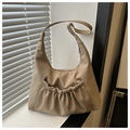 Bolso de hombro media luna en nylon beige con bolsillo plisado y diseño minimalista - Caqui