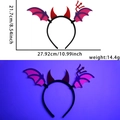 Dettaglio cerchietto diavolo Halloween dimensioni 21,7x27,92cm con ali di pipistrello viola - Stile corna rosse e ali di pipistrello