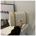 Sac bandoulière élégant en tweed blanc avec chaîne dorée et fermoir pivotant classique - Blanc