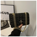 Sac bandoulière élégant en tweed noir et doré avec chaîne et fermoir métallique en T - Noir