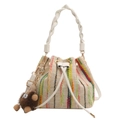 Bolso tipo cubo de rayas arcoíris con cordón, asa trenzada y colgante de felpa - Blanco Con Colgante