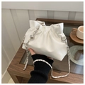 Borsa a secchiello cloud bianca con coulisse plissettata e tracolla a catena - Bianco