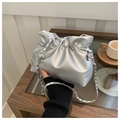 Borsa a secchiello nuvola argento metallizzato con coulisse e tracolla a sfera - Argento