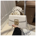 Detail van witte handtas met krokodillenreliëf, gouden gesp en geplooid handvat - Wit
