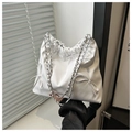 Detalle del bolso plisado blanco con correa de cadena plateada y lazos decorativos - Blanco