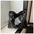 Detalle de bolso tote plisado negro con cierre de cordón y adornos de lazos - Negro