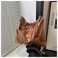 Bolso tote grande marrón caramelo con lazos elegantes y correa de cadena - Marrón