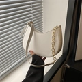 Bolso hobo blanco de cuero para mujer con cadena dorada bajo luz natural suave - Blanco