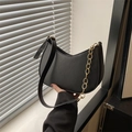 Bolso hobo negro minimalista con cadena dorada y acabado mate liso muy elegante - Negro