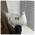 Details einer weißen Kunstleder-Schultertasche mit silberner Schleife und Knotengurt - Weiß