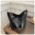 Dettaglio borsa hobo nera con tracolla ricamata bohémien e finiture in metallo dorato - Nero