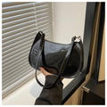 Borsa sottobraccio in pelle verniciata nera minimalista con finitura lucida e tracolla - Nero