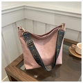 Dettaglio borsa a secchiello rosa antico con pelle vintage e tracolla etnica in tessuto - Rosa