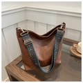 Dettaglio borsa a secchiello marrone con ampia tracolla jacquard geometrica - Marrone Scuro