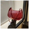 Elegante borsa hobo in pelle verniciata rosso scuro lucido con cerniera dorata raffinata - Rosso