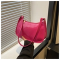 Borsa a spalla rosa acceso in ecopelle lucida con una forma a mezzaluna chic - Rosa Rosso