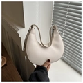Detalle del bolso de media luna crema con hebilla plateada y textura de cuero PU liso - Blanco