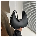 Vista detallada del bolso hobo de media luna negro con hebilla de plata y piel lisa - Negro