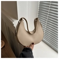 Bolso hobo minimalista en color beige de cuero mate liso con hebilla plateada fina - Caqui
