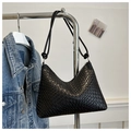 Elegante bolso hobo de cuero tejido negro con correas anudadas y herrajes de metal plata - Negro