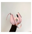 Sac hobo croissant rose avec boucle fleur en métal argenté et finition cuir lisse - Rose
