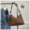 Bolso de hombro de cuero tejido marrón con correa anudada moderna y anillos de metal - café