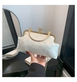 Detail der eleganten beigen Jacquard-Tasche mit Goldgriff und schickem Kettenriemen - Weiß