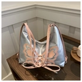 Zilveren metallic schoudertas met roze lederen vlinderdetail en kruislings linten - Zilver Roze