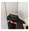 Detail der Handtasche aus schwarzem Jacquard mit goldenem Metallverschluss und Kette - Schwarz