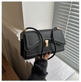 Detalle de bolso de hombro en cuero sintético negro con solapa en V y hebilla dorada - Negro