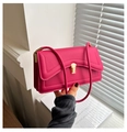 Detalle del elegante bolso de hombro de cuero rojo rosa con cierre dorado y lado de acordeón - Rosa Rojo
