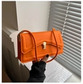 Detalle del bolso de hombro en cuero naranja brillante con cierre dorado y costuras - Naranja