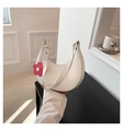 Bolso hobo blanco de cuero sintético mate con un colgante de flor roja - Blanco