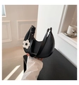 Bolso hobo media luna negro minimalista con colgante de flor y estampado blanco - Negro