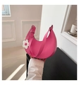 Bolso medialuna rosa fucsia con colgante de flor y correa de cuero ajustable - Rosa