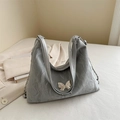 Sac seau métallisé argenté avec breloque papillon et texture froissée style Y2K - Gris