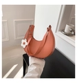 Bolso hobo media luna naranja coral con un colgante de flor decorativo en el lateral - Naranja