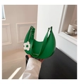 Minimalistische grüne Halbmond-Tasche mit weißem Blumenanhänger und Markenlogo - Grün