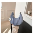 Minimalistische hellblaue Halbmond-Schultertasche mit Blumenanhänger und Silber-Hardware - Blau